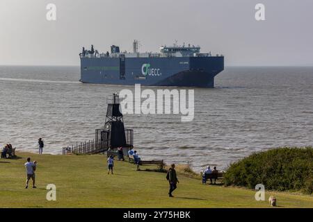 Transporteur de véhicules Auto Aspire se dirigeant vers Royal Portbury Docks par un jour couvert avec un peu de soleil Banque D'Images