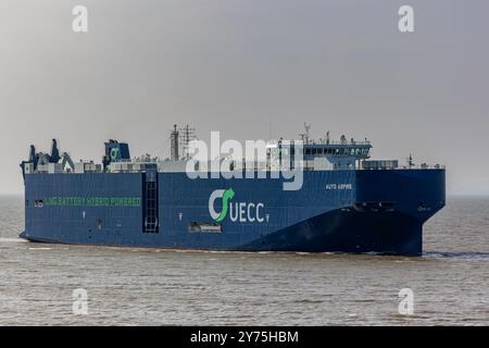 Transporteur de véhicules Auto Aspire se dirigeant vers Royal Portbury Docks par un jour couvert avec un peu de soleil Banque D'Images