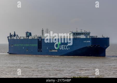 Transporteur de véhicules Auto Aspire se dirigeant vers Royal Portbury Docks par un jour couvert avec un peu de soleil Banque D'Images