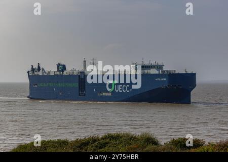 Transporteur de véhicules Auto Aspire se dirigeant vers Royal Portbury Docks par un jour couvert avec un peu de soleil Banque D'Images