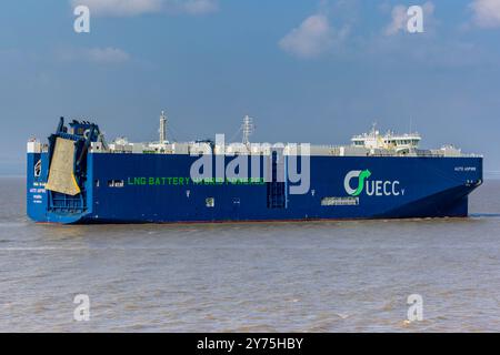 Transporteur de véhicules Auto Aspire se dirigeant vers Royal Portbury Docks par un jour couvert avec un peu de soleil Banque D'Images