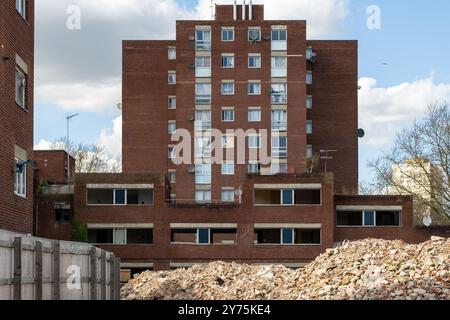 Bloc de tour dans le domaine résidentiel de South Acton avec des appartements vides et des gravats à l'avant, en cours de démolition et de réaménagement, Londres 2024. Banque D'Images