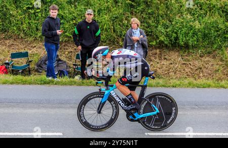 Louverne, France - 30 juin 2021 : le cycliste norvégien Amund Grondahl Jansen de BikeExchange Team roule sous la pluie pendant l'étape 5 (individuel Ti Banque D'Images