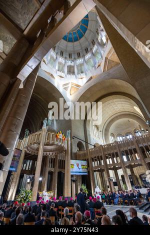 Bruxelles, Belgique. 28 septembre 2024. Le pape François (l) photographié lors d’une visite papale pour rencontrer le clergé belge à la Basilique nationale du Sacré-cœur à Koekelberg, Bruxelles, le samedi 28 septembre 2024. Chef de l’Église catholique le pape François, né Jorge Mario Bergoglio, est en visite en Belgique du 26 au 29 septembre pour célébrer le 600e anniversaire des universités KU Leuven et UCLouvain. BELGA PHOTO NICOLAS MAETERLINCK crédit : Belga News Agency/Alamy Live News Banque D'Images