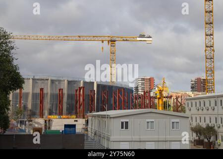 Barcelone, Espagne ; 19 mai 2024 : rénovation du Spotify Camp Nou. Piliers et fermes en acier qui soutiennent la nouvelle structure dans le plus grand stade européen Banque D'Images