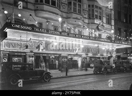 Devant le Lyceum Theatre la nuit, Sydney [probablement fin 1928] avec 'la Dame léopard'. jouer sur marquee. Photographie australienne vintage, crédit photo : Sam Hood Banque D'Images