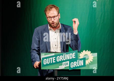 Hambourg, Allemagne. 28 septembre 2024. Anjes Tjarks (Alliance 90/les Verts), sénateur pour les transports à Hambourg, intervient lors de la réunion des États membres du Parti vert de Hambourg, au cours de laquelle le programme électoral pour les élections législatives de 2025 doit être adopté. Crédit : Markus Scholz/dpa/Alamy Live News Banque D'Images