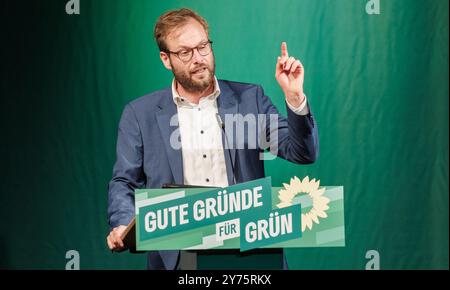 Hambourg, Allemagne. 28 septembre 2024. Anjes Tjarks (Alliance 90/les Verts), sénateur pour les transports à Hambourg, intervient lors de la réunion des États membres du Parti vert de Hambourg, au cours de laquelle le programme électoral pour les élections législatives de 2025 doit être adopté. Crédit : Markus Scholz/dpa/Alamy Live News Banque D'Images