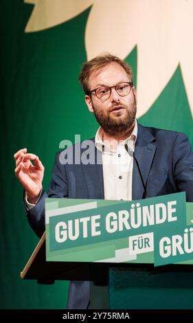 Hambourg, Allemagne. 28 septembre 2024. Anjes Tjarks (Alliance 90/les Verts), sénateur pour les transports à Hambourg, intervient lors de la réunion des États membres du Parti vert de Hambourg, au cours de laquelle le programme électoral pour les élections législatives de 2025 doit être adopté. Crédit : Markus Scholz/dpa/Alamy Live News Banque D'Images