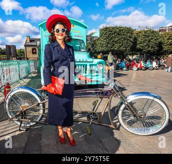 king's Cross, Londres 28 septembre 2024 la vente de bottes de voiture classique un week-end rempli et un paradis vintage et d'occasion pour les amateurs, le festival de deux jours très apprécié comprend des achats durables de qualité, des divertissements et bien plus encore dans trois endroits différents de King's Cross : Granary Square, Lewis Cubitt Square et Coal Drops Yard. 28-29 Sep 2024 Paul QuezadaNeiman/Alamy Live News Banque D'Images