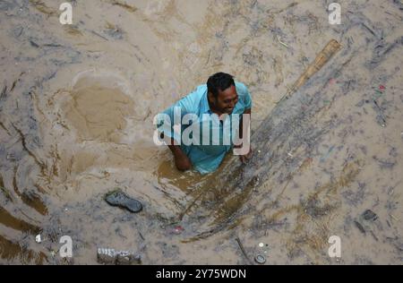 Katmandou, Népal. 28 septembre 2024. Un homme patente dans une zone inondée par le débordement de la rivière Bagmati à la suite de fortes pluies, à Katmandou, Népal, le 28 septembre 2024. (Crédit image : © Dipen Shrestha/ZUMA Press Wire) USAGE ÉDITORIAL SEULEMENT! Non destiné à UN USAGE commercial ! Banque D'Images