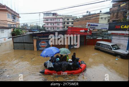 Katmandou, Népal. 28 septembre 2024. Les membres des forces de sécurité utilisent un radeau gonflable pour mettre en sécurité les résidents d'une zone inondée près de la rive du fleuve Bagmati débordant après de fortes pluies, à Katmandou, Népal, le 28 septembre 2024. (Crédit image : © Dipen Shrestha/ZUMA Press Wire) USAGE ÉDITORIAL SEULEMENT! Non destiné à UN USAGE commercial ! Banque D'Images