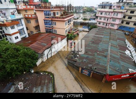 Katmandou, Népal. 28 septembre 2024. Les membres des forces de sécurité utilisent un radeau gonflable pour mettre en sécurité les résidents d'une zone inondée près de la rive du fleuve Bagmati débordant après de fortes pluies, à Katmandou, Népal, le 28 septembre 2024. (Crédit image : © Dipen Shrestha/ZUMA Press Wire) USAGE ÉDITORIAL SEULEMENT! Non destiné à UN USAGE commercial ! Banque D'Images