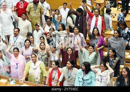 New Delhi, Inde. 27 septembre 2024. NEW DELHI, INDE - SEPTEMBRE 27 : le candidat du BJP, Sunder Singh Tanwar, avec d'autres conseillers du parti, montre un signe de victoire après l'élection des membres du Comité permanent du MCD, à MCD House à New Delhi, le vendredi 27 septembre 2024. Le BJP a remporté le dernier siège vacant du Comité permanent des 18 membres du MCD sans opposition après que Tanwar a obtenu les 115 voix des conseillers du parti. (Photo de Sanjeev Verma/Hindustan Times/Sipa USA) crédit : Sipa USA/Alamy Live News Banque D'Images