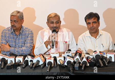 Gurugram, Inde. 27 septembre 2024. GURUGRAM, INDE - SEPTEMBRE 27 : Pramod Tiwari, député Rajya Sabha, Sukhbir Kataria, ancien ministre et Pankaj Dawar, coordinateur des médias, prononcent une conférence de presse sur l'élection de l'Assemblée Haryana dans un hôtel à Rajiv chowk près du tribunal de district le 27 septembre 2024 près de Gurugram, Inde. (Photo de Parveen Kumar/Hindustan Times/Sipa USA) crédit : Sipa USA/Alamy Live News Banque D'Images