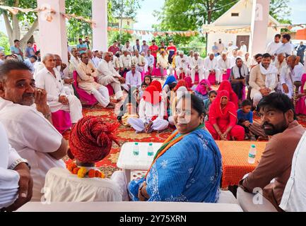 Gurugram, Inde. 27 septembre 2024. GURUGRAM, INDE - SEPTEMBRE 27 : Bimla Chaudhary, candidate du Parti Bharatiya Janata pour l'élection de l'Assemblée Haryana au siège de Pataudi, s'adresse à une réunion publique dans un village pendant la campagne électorale à Pataudi le 27 septembre 2024 près de Gurugram, en Inde. (Photo de Parveen Kumar/Hindustan Times/Sipa USA) crédit : Sipa USA/Alamy Live News Banque D'Images