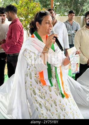 Gurugram, Inde. 27 septembre 2024. GURUGRAM, INDE - SEPTEMBRE 27 : Pearl Choudhary, candidate au Congrès pour l'élection de l'Assemblée Haryana au siège de Pataudi rencontre des gens dans un village pendant la campagne électorale à Pataudi le 27 septembre 2024 près de Gurugram, en Inde. (Photo de Parveen Kumar/Hindustan Times/Sipa USA) crédit : Sipa USA/Alamy Live News Banque D'Images