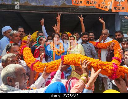 Gurugram, Inde. 27 septembre 2024. GURUGRAM, INDE - SEPTEMBRE 27 : Bimla Chaudhary, candidate du Parti Bharatiya Janata pour l'élection de l'Assemblée Haryana au siège de Pataudi, s'adresse à une réunion publique dans un village pendant la campagne électorale à Pataudi le 27 septembre 2024 près de Gurugram, en Inde. (Photo de Parveen Kumar/Hindustan Times/Sipa USA) crédit : Sipa USA/Alamy Live News Banque D'Images