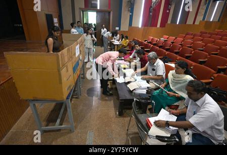 New Delhi, Inde. 27 septembre 2024. NEW DELHI, INDE - SEPTEMBRE 27 : les étudiants votent pour l'élection de DUSU à Ramjas collage North Delhi University le 27 septembre 2024 à New Delhi, Inde. (Photo de Sonu Mehta/Hindustan Times/Sipa USA) crédit : Sipa USA/Alamy Live News Banque D'Images