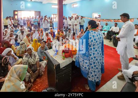 Gurugram, Inde. 27 septembre 2024. GURUGRAM, INDE - SEPTEMBRE 27 : Bimla Chaudhary, candidate du Parti Bharatiya Janata pour l'élection de l'Assemblée Haryana au siège de Pataudi, s'adresse à une réunion publique dans un village pendant la campagne électorale à Pataudi le 27 septembre 2024 près de Gurugram, en Inde. (Photo de Parveen Kumar/Hindustan Times/Sipa USA) crédit : Sipa USA/Alamy Live News Banque D'Images