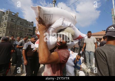 La Présidence turque de gestion des catastrophes et des urgences AFAD distribue de la farine aux Palestiniens à Gaza, où il y a une crise alimentaire due aux attaques israéliennes la Présidence turque de gestion des catastrophes et des urgences AFAD distribue de la farine aux Palestiniens à Gaza, où il y a une crise alimentaire due aux attaques israéliennes, au centre de distribution de l'Office de secours et de travaux des Nations Unies pour les réfugiés de Palestine dans le proche-Orient à Deir al-Balah, Gaza, le 28 septembre 2024. Les Palestiniens vivant dans des conditions difficiles sous les attaques israéliennes souffrent de pénuries alimentaires. Photo de Omar Ashtawy apaimages Dair El- Banque D'Images