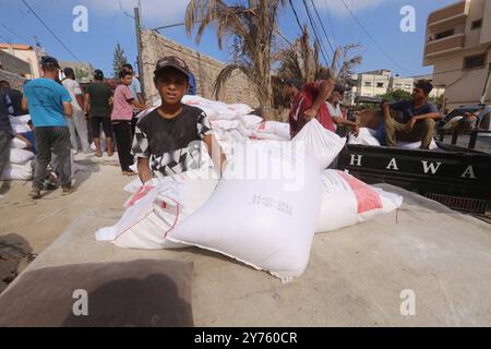 La Présidence turque de gestion des catastrophes et des urgences AFAD distribue de la farine aux Palestiniens à Gaza, où il y a une crise alimentaire due aux attaques israéliennes la Présidence turque de gestion des catastrophes et des urgences AFAD distribue de la farine aux Palestiniens à Gaza, où il y a une crise alimentaire due aux attaques israéliennes, au centre de distribution de l'Office de secours et de travaux des Nations Unies pour les réfugiés de Palestine dans le proche-Orient à Deir al-Balah, Gaza, le 28 septembre 2024. Les Palestiniens vivant dans des conditions difficiles sous les attaques israéliennes souffrent de pénuries alimentaires. Photo de Omar Ashtawy apaimages Dair El- Banque D'Images