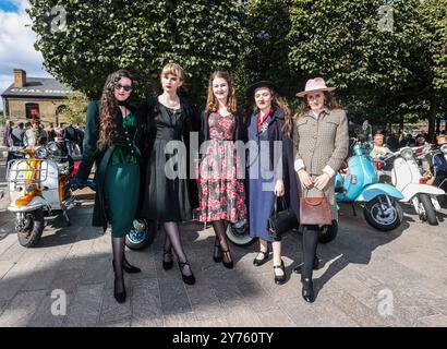 king's Cross, Londres 28 septembre 2024 la vente de bottes de voiture classique un week-end rempli et un paradis vintage et d'occasion pour les amateurs, le festival de deux jours très apprécié comprend des achats durables de qualité, des divertissements et bien plus encore dans trois endroits différents de King's Cross : Granary Square, Lewis Cubitt Square et Coal Drops Yard. 28-29 Sep 2024 Paul QuezadaNeiman/Alamy Live News Banque D'Images