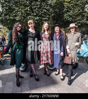 king's Cross, Londres 28 septembre 2024 la vente de bottes de voiture classique un week-end rempli et un paradis vintage et d'occasion pour les amateurs, le festival de deux jours très apprécié comprend des achats durables de qualité, des divertissements et bien plus encore dans trois endroits différents de King's Cross : Granary Square, Lewis Cubitt Square et Coal Drops Yard. 28-29 Sep 2024 Paul QuezadaNeiman/Alamy Live News Banque D'Images