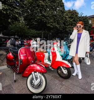 king's Cross, Londres 28 septembre 2024 la vente de bottes de voiture classique un week-end rempli et un paradis vintage et d'occasion pour les amateurs, le festival de deux jours très apprécié comprend des achats durables de qualité, des divertissements et bien plus encore dans trois endroits différents de King's Cross : Granary Square, Lewis Cubitt Square et Coal Drops Yard. 28-29 Sep 2024 Paul QuezadaNeiman/Alamy Live News Banque D'Images