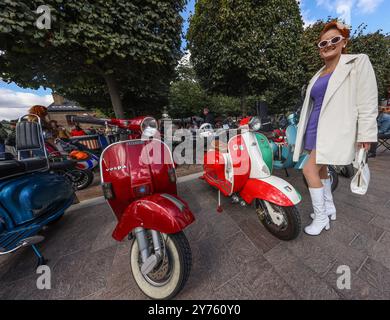 king's Cross, Londres 28 septembre 2024 la vente de bottes de voiture classique un week-end rempli et un paradis vintage et d'occasion pour les amateurs, le festival de deux jours très apprécié comprend des achats durables de qualité, des divertissements et bien plus encore dans trois endroits différents de King's Cross : Granary Square, Lewis Cubitt Square et Coal Drops Yard. 28-29 Sep 2024 Paul QuezadaNeiman/Alamy Live News Banque D'Images