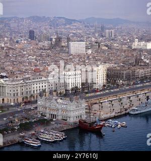 Blick auf die Stadt Barcelona und ihren Hafen, WO ein Nachbau der Karacke 'Santa Maria', mit der Christoph Columbus Amerika entdeckte, liegt, Spanien um 1986. Banque D'Images