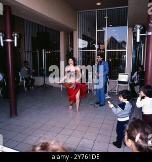 Traditioneller Gesang und Bauchtanz im Hotel Mena House in Gizeh, Ägypten um 1987. Banque D'Images