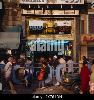 Passanten am al Chadra Platz in Kairo, Ägypten um 1987. Banque D'Images