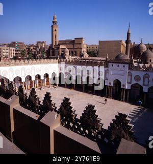 Blick auf den Innenhof der al Azhar Moschee in Kairo, Ägypten um 1987. Banque D'Images