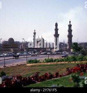 Blick von der Zitadelle auf die Sultan Hassan Moschee in Kairo, Ägypten um 1987. Banque D'Images