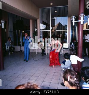 Traditioneller Gesang und Bauchtanz im Hotel Mena House in Gizeh, Ägypten um 1987. Banque D'Images