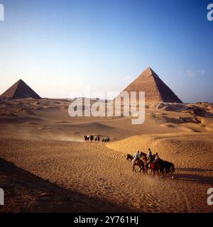 Touristengruppen BEI einem Ausritt zwischen den Pyramiden des Mykerinos (liens) und des Chephren auf dem Pyramidenplateau in Gizeh, Ägypten um 1987. Banque D'Images