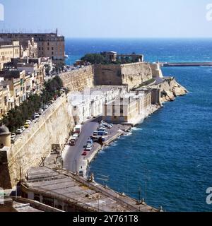 Malerischer Blick auf den Eingang des Hafens von la Valletta, der Inselhauptstadt von Malta, um 1984. Banque D'Images