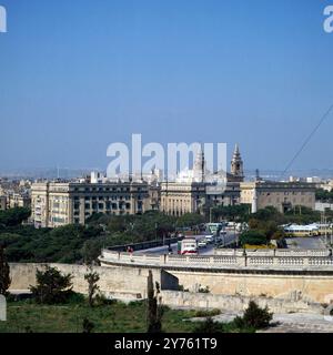 Blick auf die Doppeltürme der élaboré-Publius-Kirche in der Inselhauptstadt la Valletta auf auf Malta, um 1984. Banque D'Images