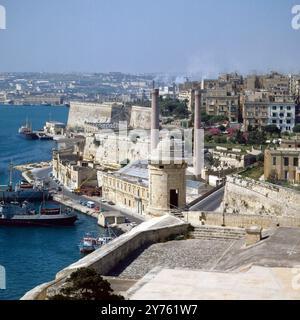 Blick auf die Hafenanlage von la Valletta, der Inselhauptstadt von Malta, um 1984. Banque D'Images