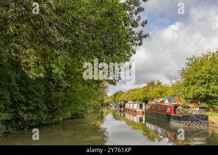 Bateau étroit amarré à l'extérieur d'une grande maison sur le canal Banque D'Images