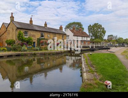 L'écluse de Fenny Stratford est une écluse petite mais historiquement importante sur le Grand Union canal, située dans la ville de Fenny Stratford, qui fait maintenant partie de Milton Banque D'Images