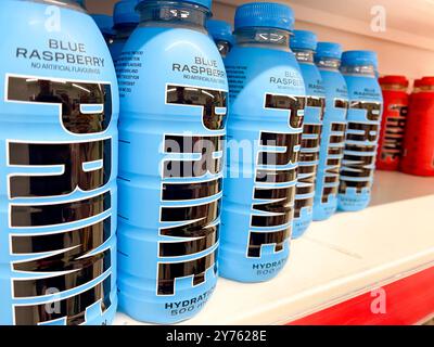 Bouteilles de boisson sportive et énergétique Prime sur une étagère de supermarché. Banque D'Images