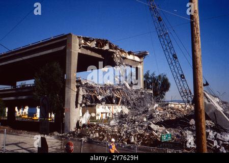 Schwerlastkräne und Bagger sichern Trümmerteile nach dem Loma Prieta Erdbeben in San Francisco, USA 1989. Banque D'Images
