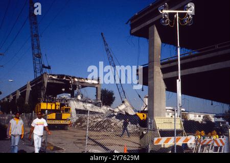 Schwerlastkräne und Bagger sichern Trümmerteile nach dem Loma Prieta Erdbeben in San Francisco, USA 1989. Banque D'Images