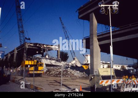 Schwerlastkräne und Bagger sichern Trümmerteile nach dem Loma Prieta Erdbeben in San Francisco, USA 1989. Banque D'Images