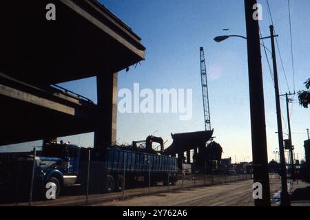 Schwerlastkräne und Bagger sichern Trümmerteile nach dem Loma Prieta Erdbeben in San Francisco, USA 1989. Banque D'Images