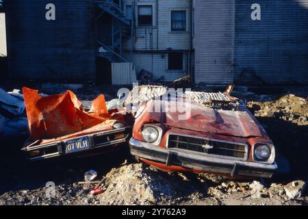 Zerstörte Autos nach dem Loma Prieta Erdbeben à San Francisco, États-Unis 1989. Banque D'Images