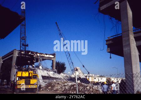 Schwerlastkräne und Bagger sichern Trümmerteile nach dem Loma Prieta Erdbeben in San Francisco, USA 1989. Banque D'Images