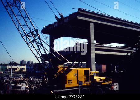 Schwerlastkräne und Bagger sichern Trümmerteile nach dem Loma Prieta Erdbeben in San Francisco, USA 1989. Banque D'Images